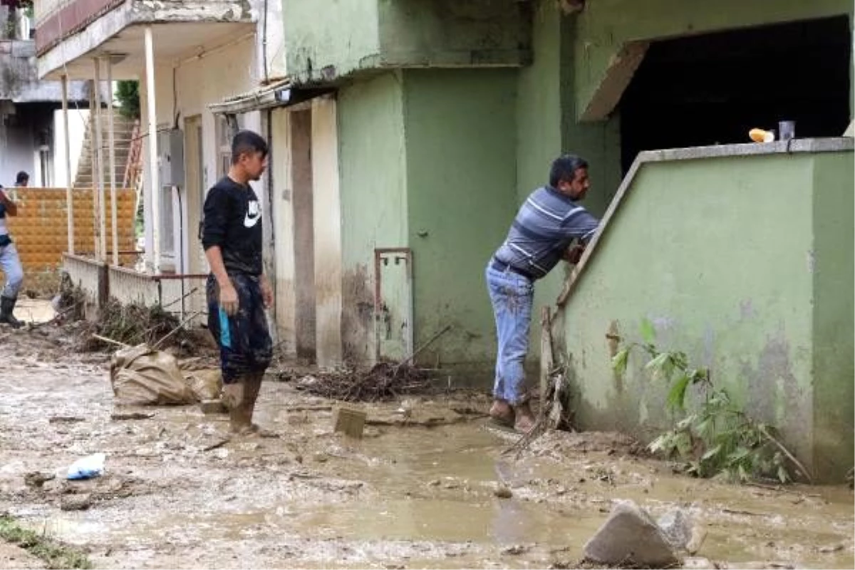 Düzce\'de sel: 23 köy yolu kapandı, mahsur kalanlar helikopterle kurtarıldı (2)