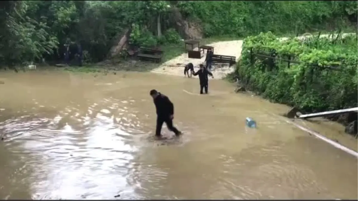 Düzce\'deki su baskını ve toprak kayması - Su altında kalan iş yerleri