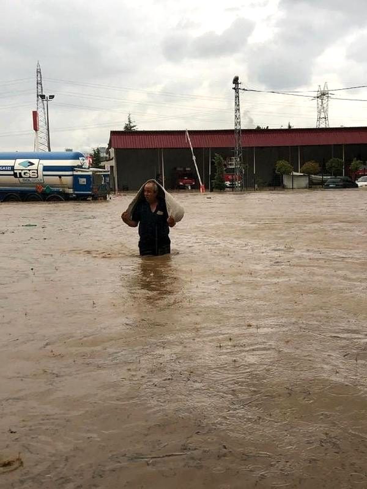 Ereğli\'de dere taştı; ev ve iş yerleri su altında