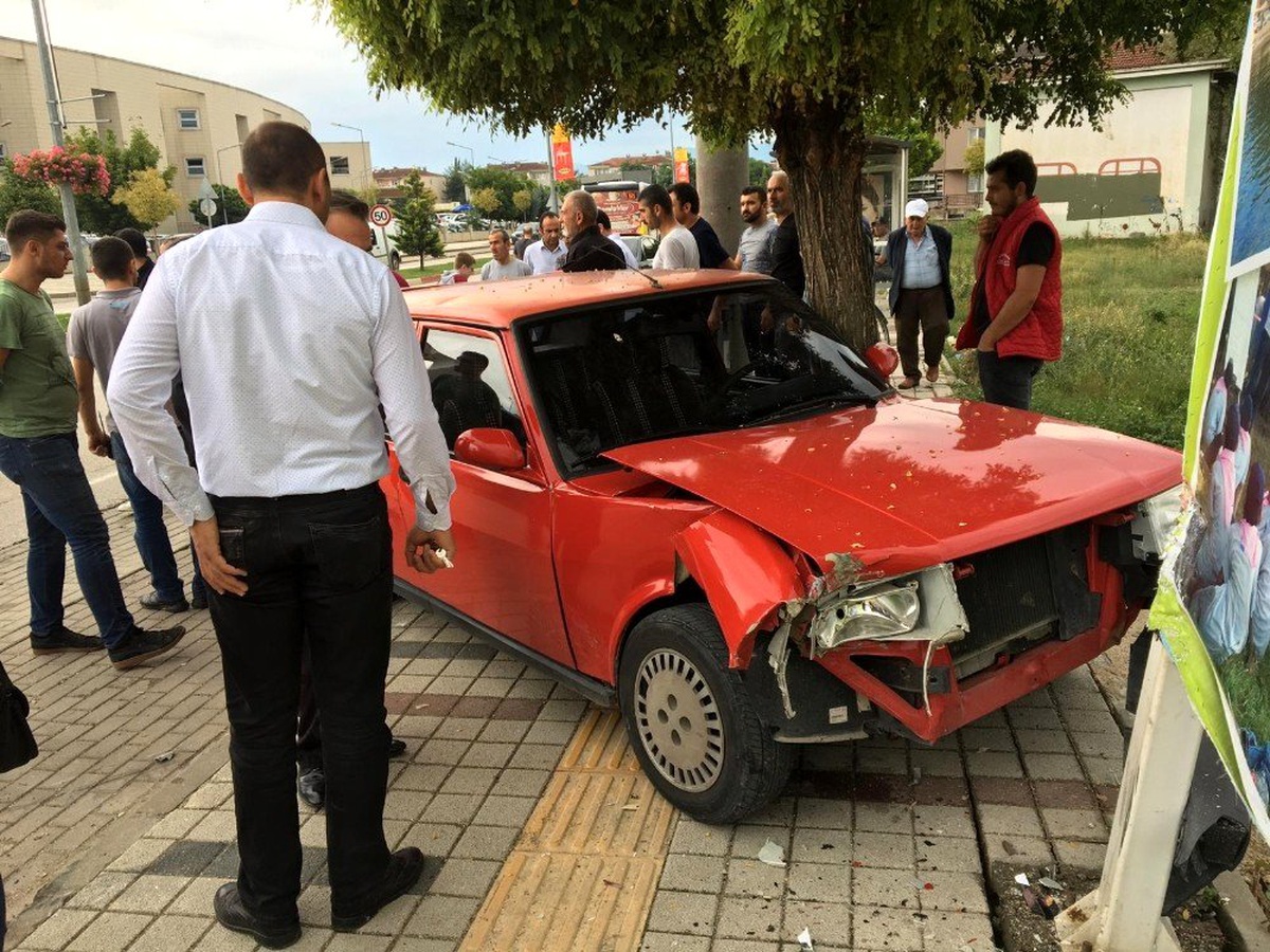 Hastaneden çıkan yaşlı adama otomobil çarptı