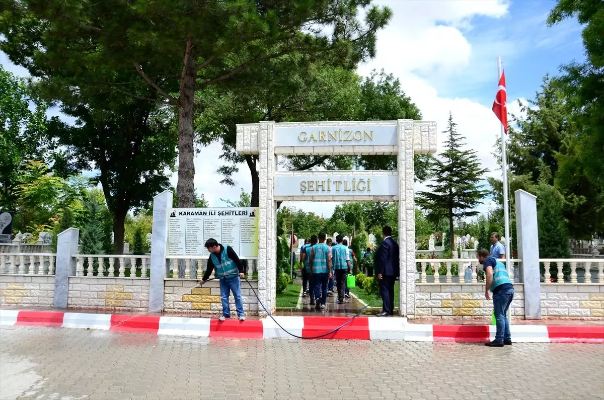 Hükümlüler şehitlikleri temizledi