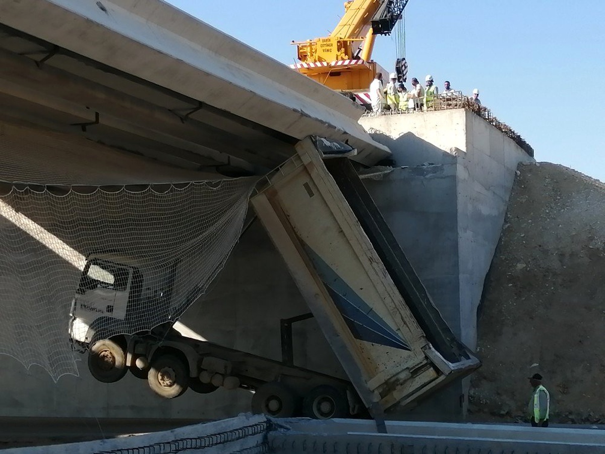İzmir\'de damperi açık kalan kamyon viyadüğe çarptı: 1 yaralı