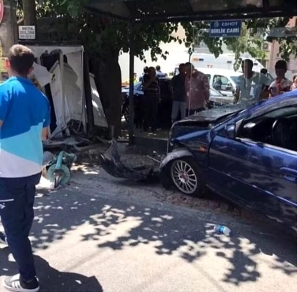 İzmir\'de otomobil, otobüs durağına daldı: 2 yaralı