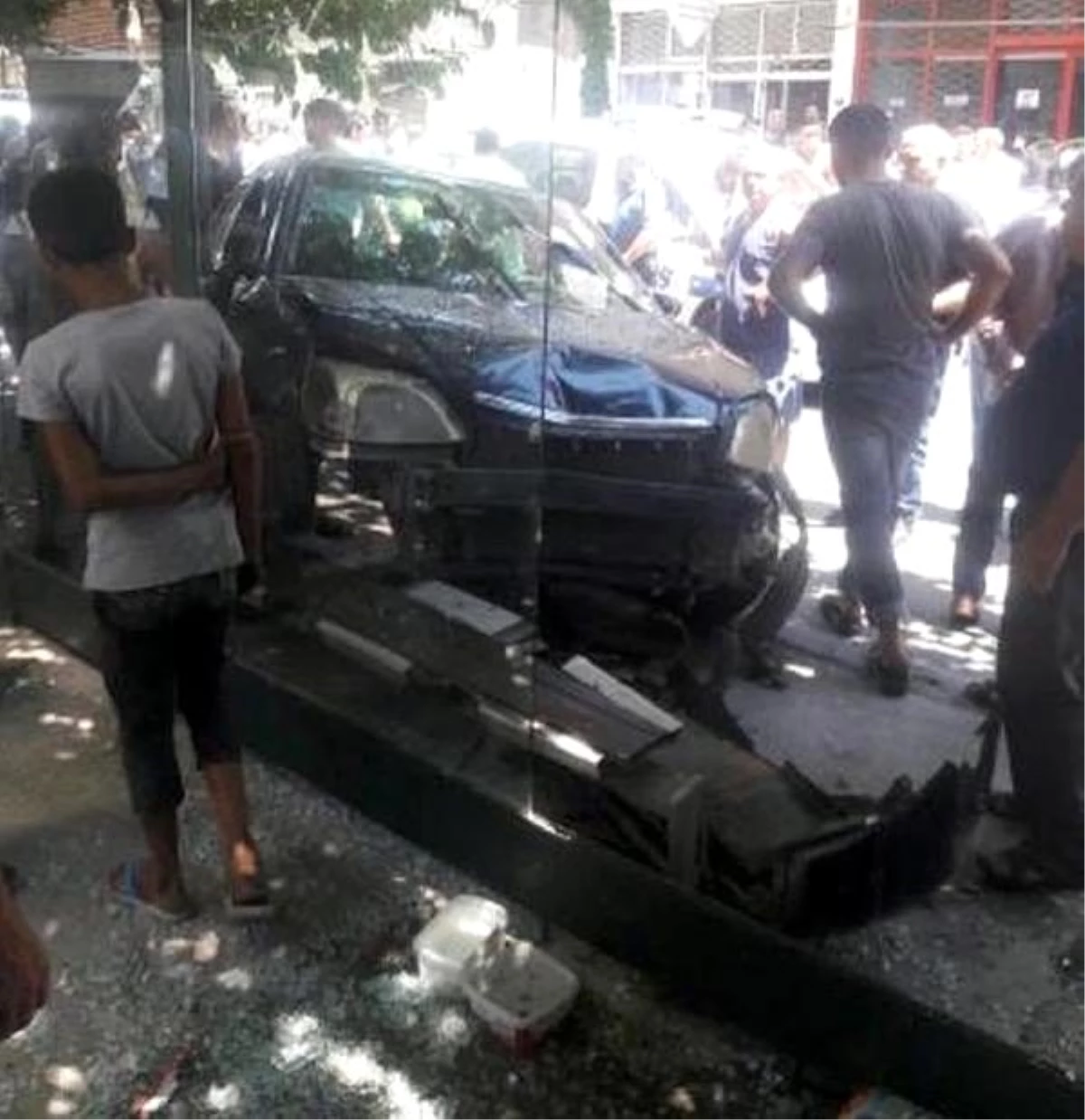 İzmir\'de otomobil, otobüs durağına girdi: 2 yaralı