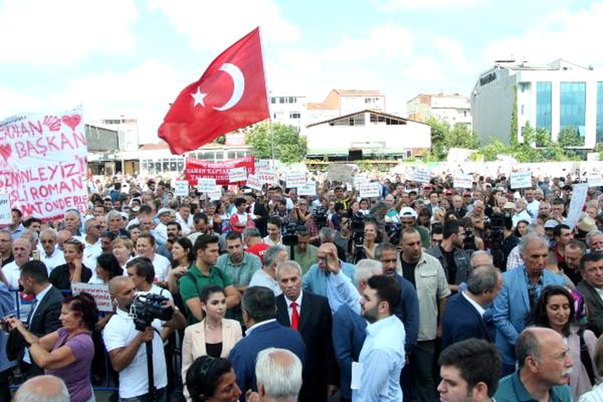 Kaftancıoğlu\'na adliye önünde destek açıklaması