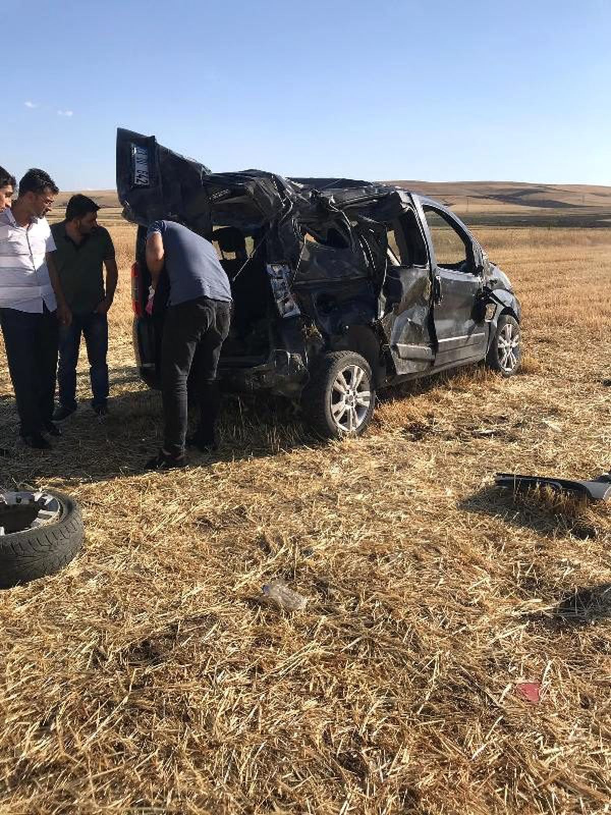 Kovancılar\'da hafif ticari araç takla attı: 2 yaralı