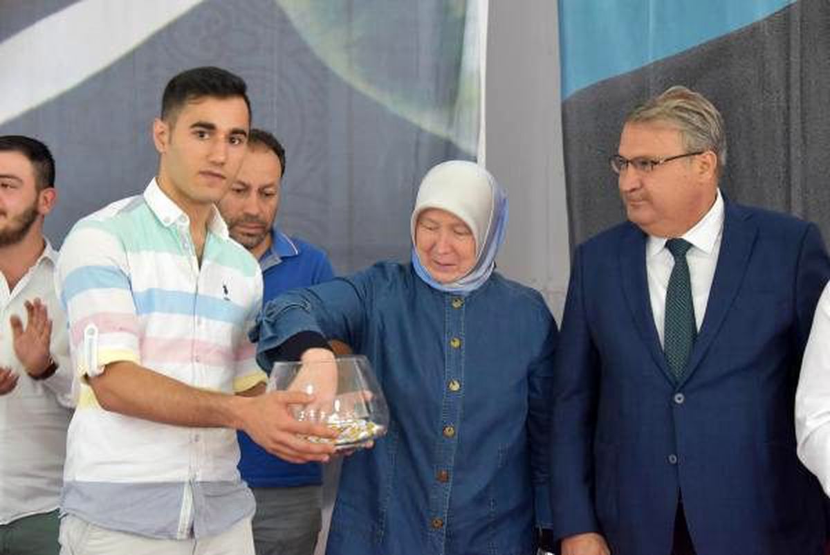Manisa\'da TOKİ evleri kura çekiminde sevinç gözyaşları