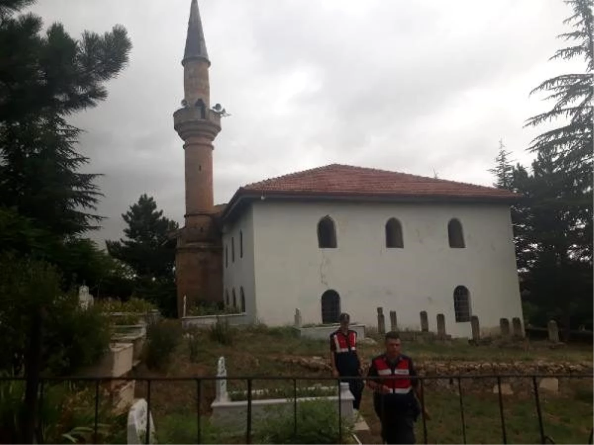 Minareden düşen imam yaralandı