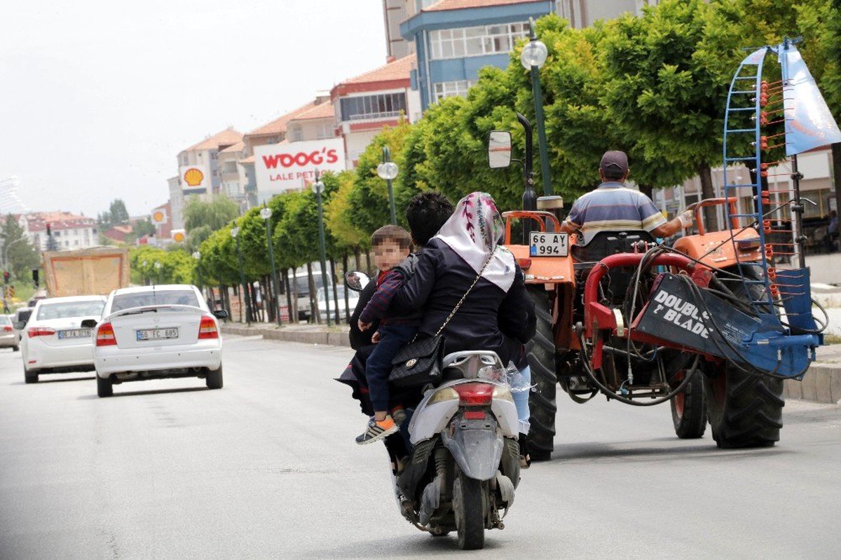 Motosiklet üzerinde tehlikeli yolculuk