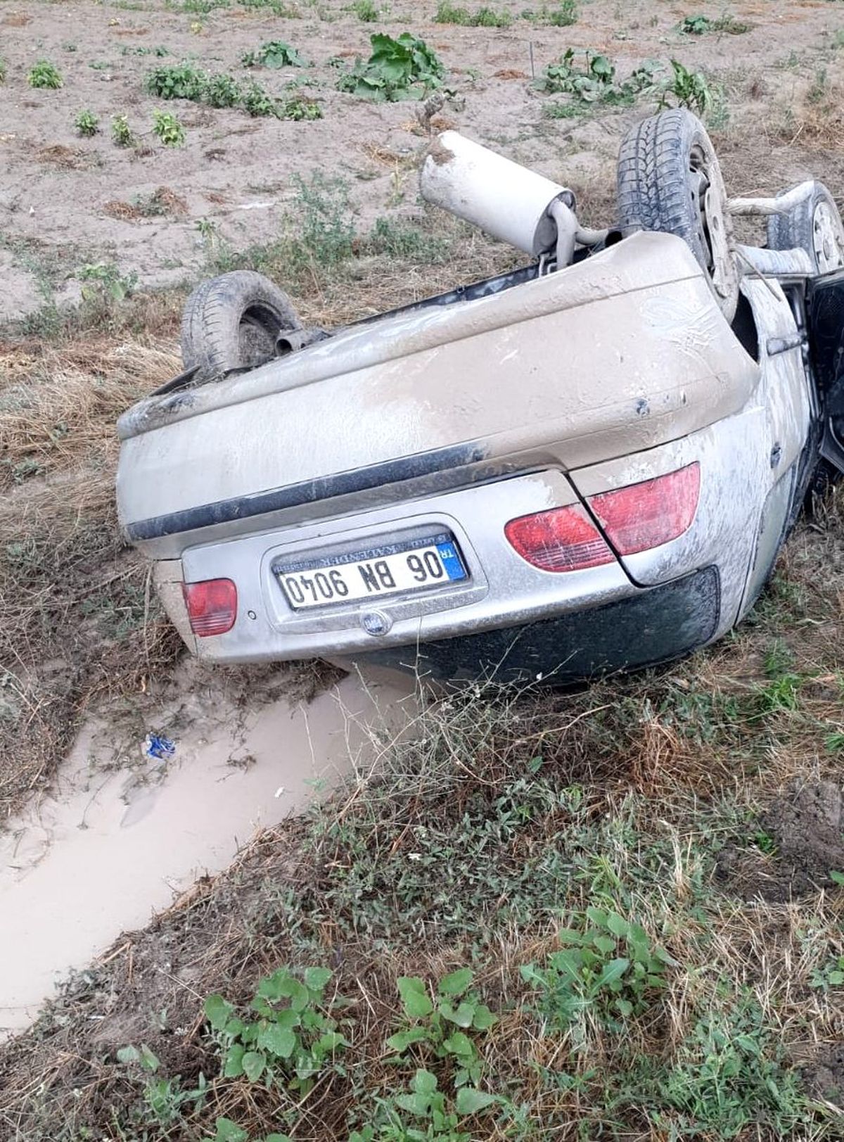 Otomobilde sıkışan sürücüyü polis ekipleri kurtardı