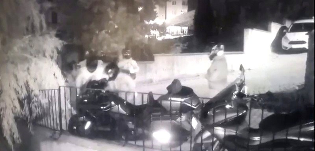 (Özel) Ataşehir\'de kasklı motosiklet hırsızlığı çetesi kamerada
