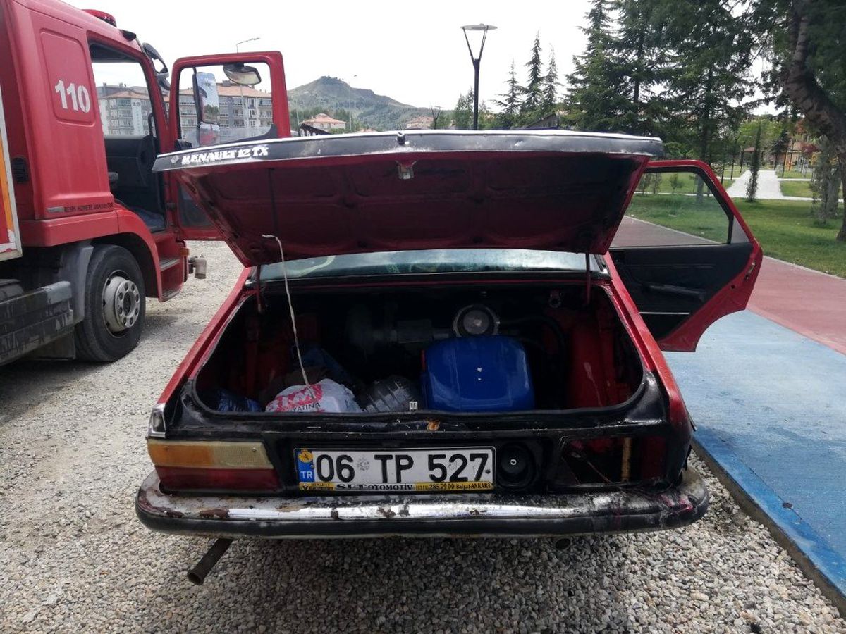 Park halindeki otomobil yandı