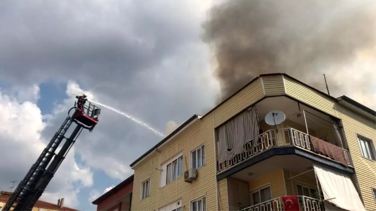 Sacda yufka ekmeği yapılan binanın çatısında yangın çıktı