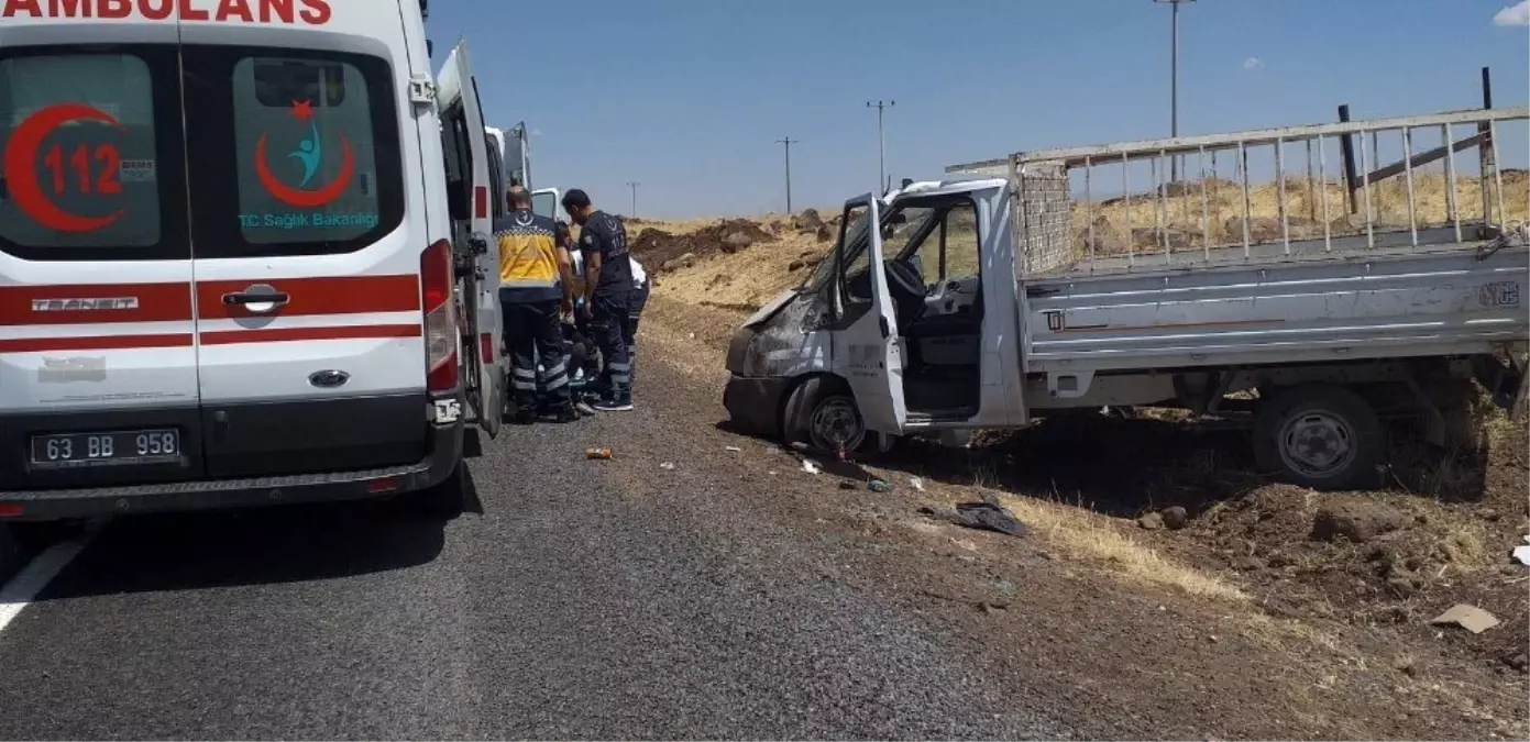 Şanlıurfa\'da lastiği patlayan kamyonet yoldan çıktı: 2 yaralı