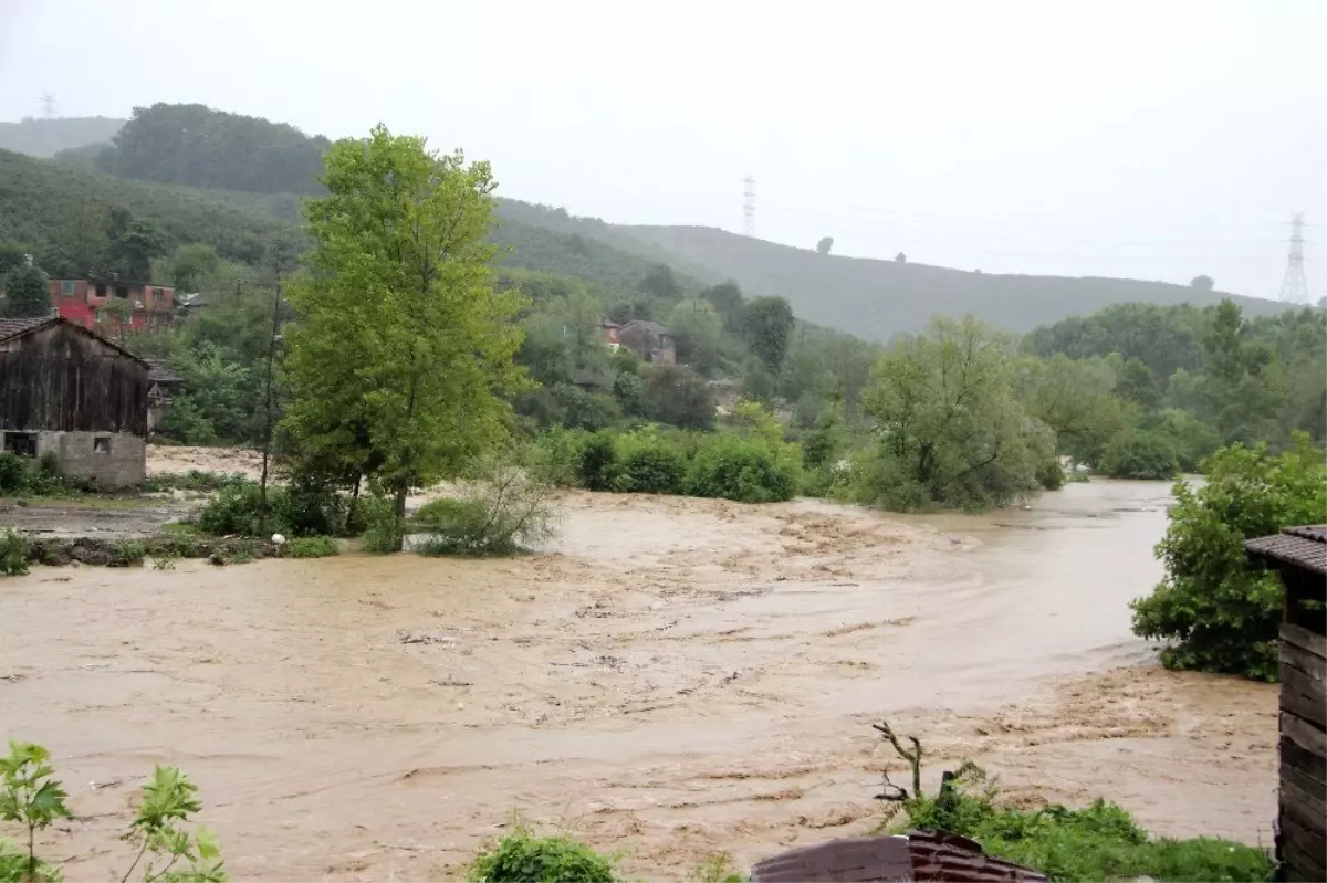 Sel nedeniyle mahsur kalanlar kurtarıldı