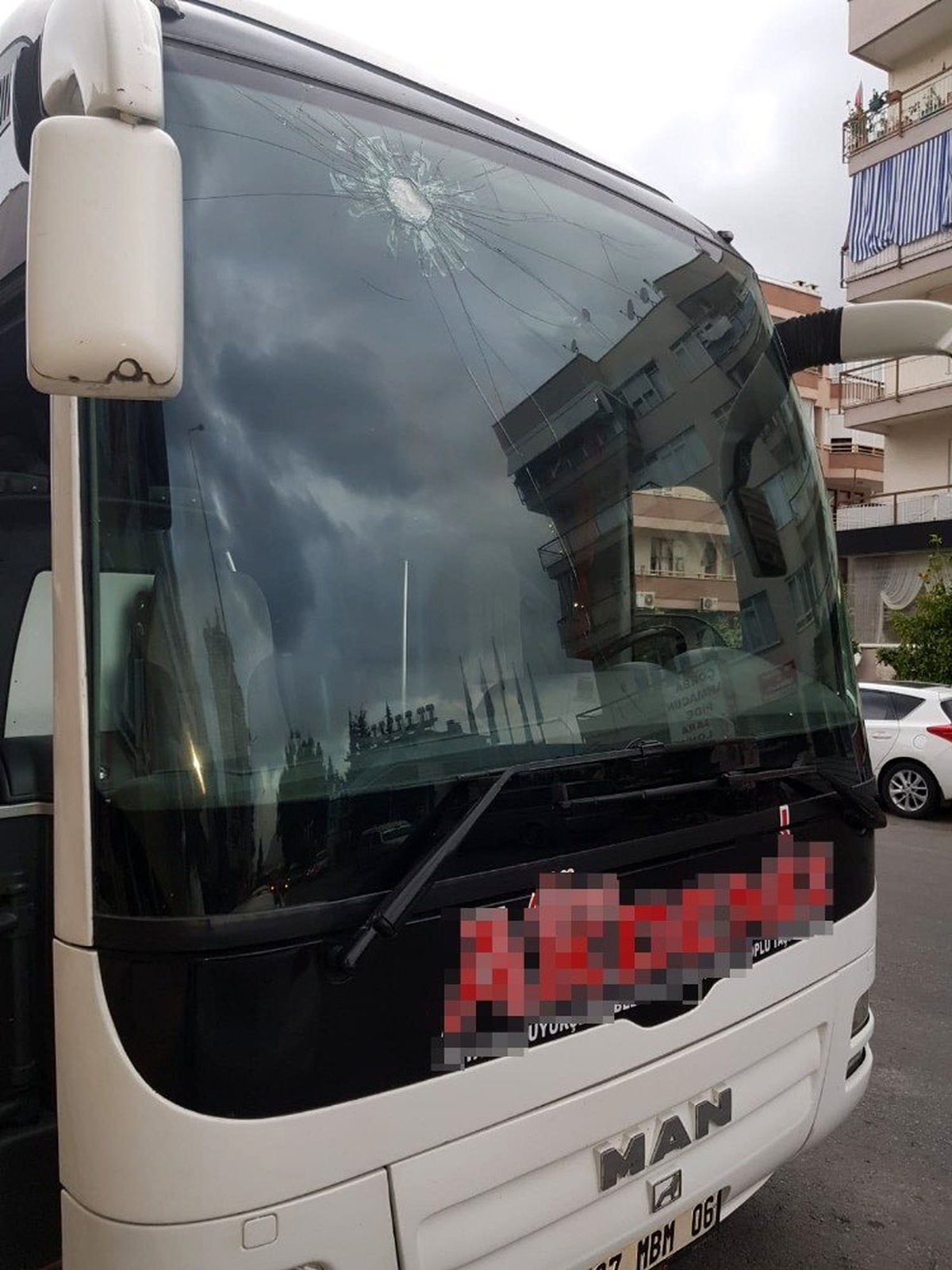 Seyir halindeki otobüsü taşladılar: 1 yaralı