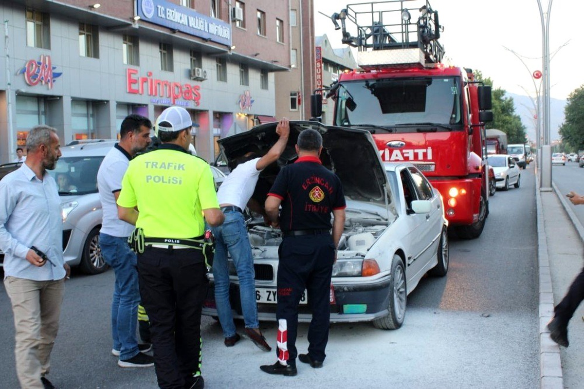 Seyir halindeki otomobilin motor kısmında çıkan yangın itfaiyenin müdahalesiyle söndürüldü