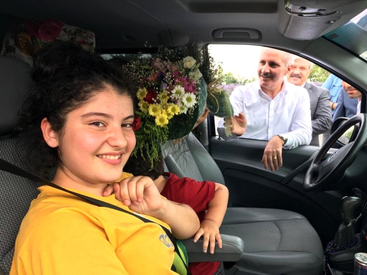 Vali Meral, gurbetçi vatandaşları çiçeklerle karşıladı
