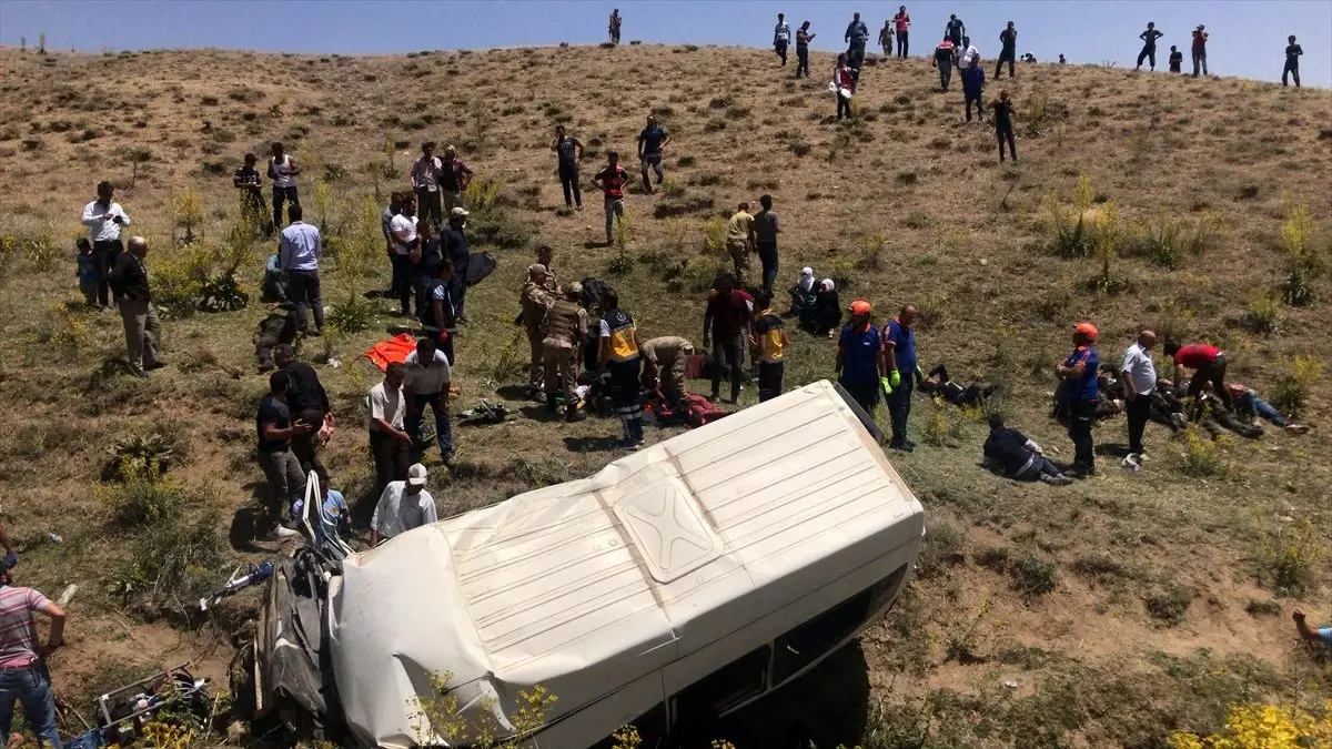 Van\'da düzensiz göçmenleri taşıyan minibüs şarampole devrildi: 16 ölü