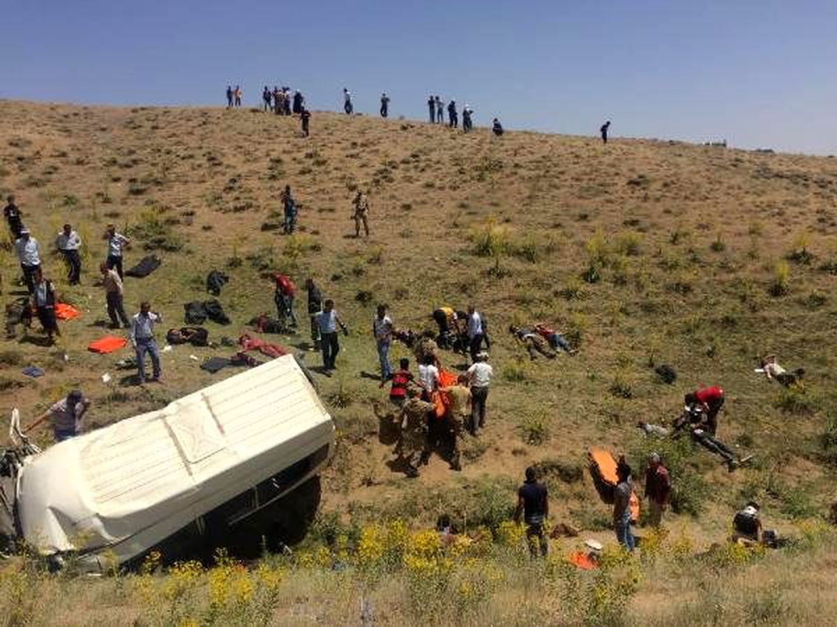 Van\'da kaçak göçmenleri taşıyan minibüs devrildi: 15 ölü, 28 yaralı (2)