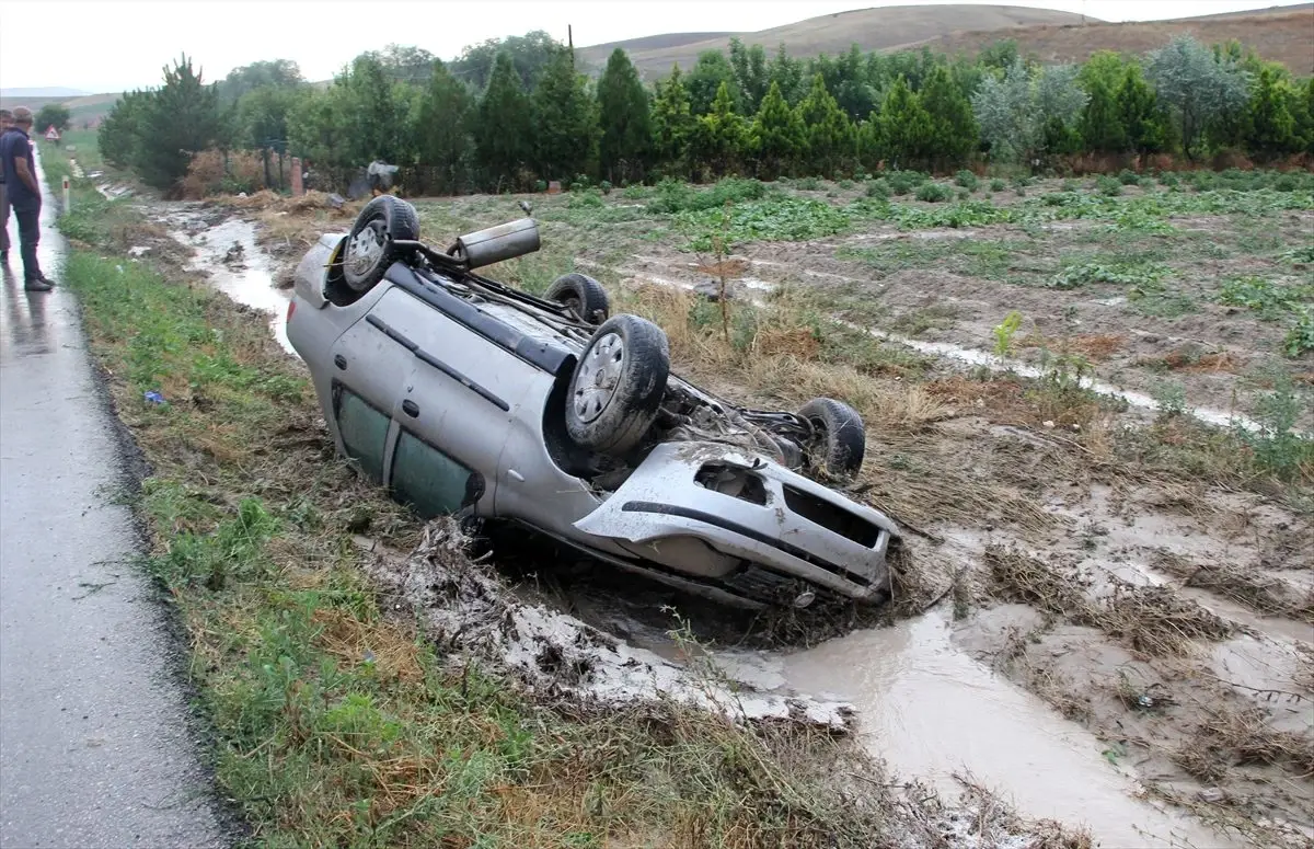 Yardım için gelen polis aracına otomobil çarptı: 2 yaralı