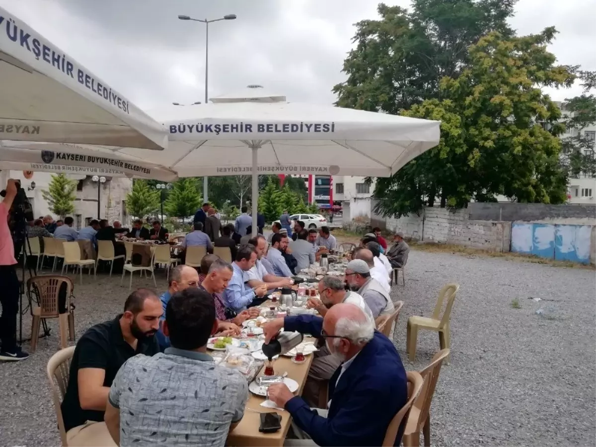 Yaşar Karayel: "Şahsi menfaatleri peşinde olanlar şehirlerine sahip çıkamazlar"