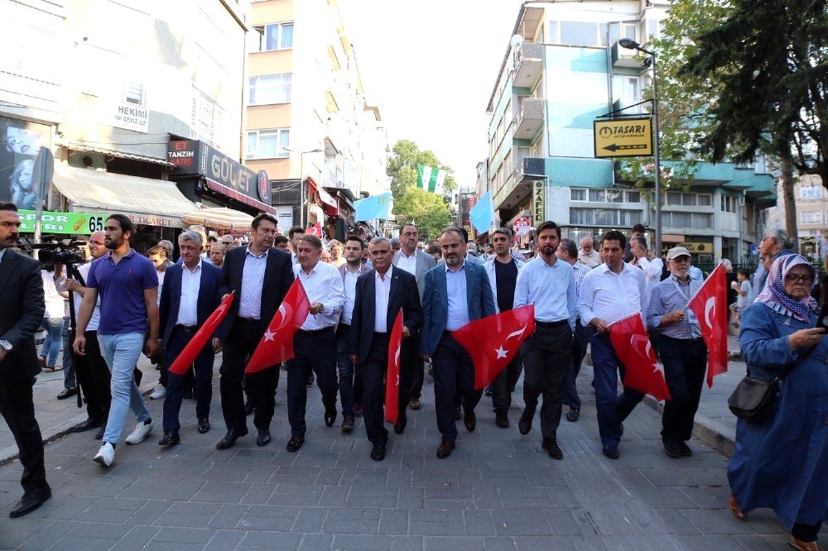 Ata sporlarına renkli kortej