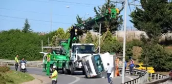 Ataşehir'de devrilen kamyonet nedeniyle trafik durdu