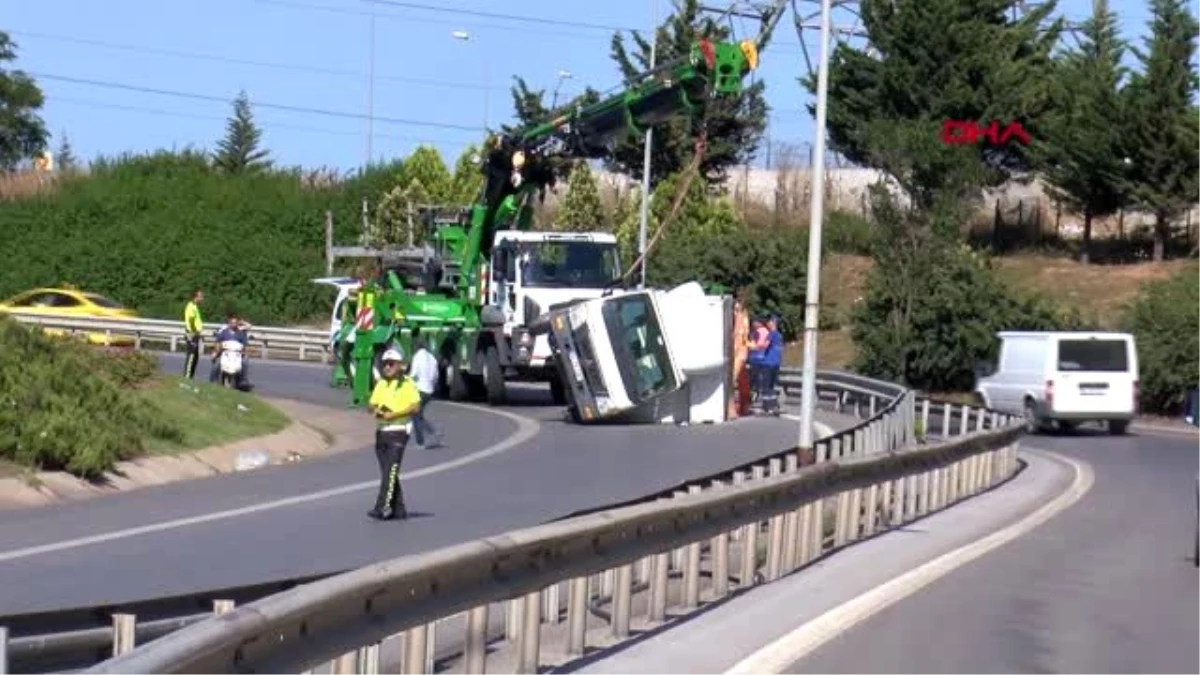 ATAŞEHİR\'DE DEVRİLEN KAMYONET NEDENİYLE TRAFİK DURDU