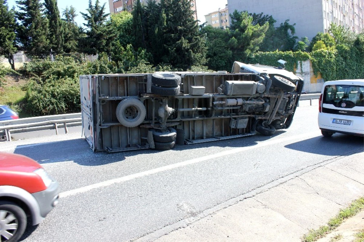 Ataşehir\'de virajı alamayan kamyon devrildi: 1 yaralı