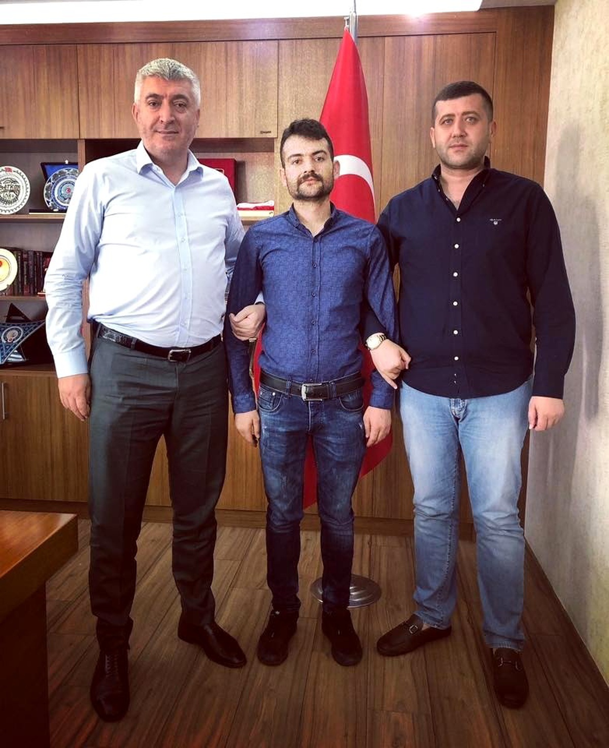 Baki Ersoy, tezgahı dağıtılan karpuzcuya verdiği sözü tuttu
