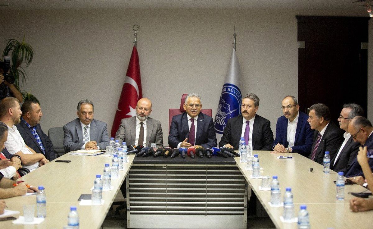 Başkan Büyükkılıç, ilçe belediye başkanları ve esnaf temsilcileri ile bir basın toplantısı yaptı
