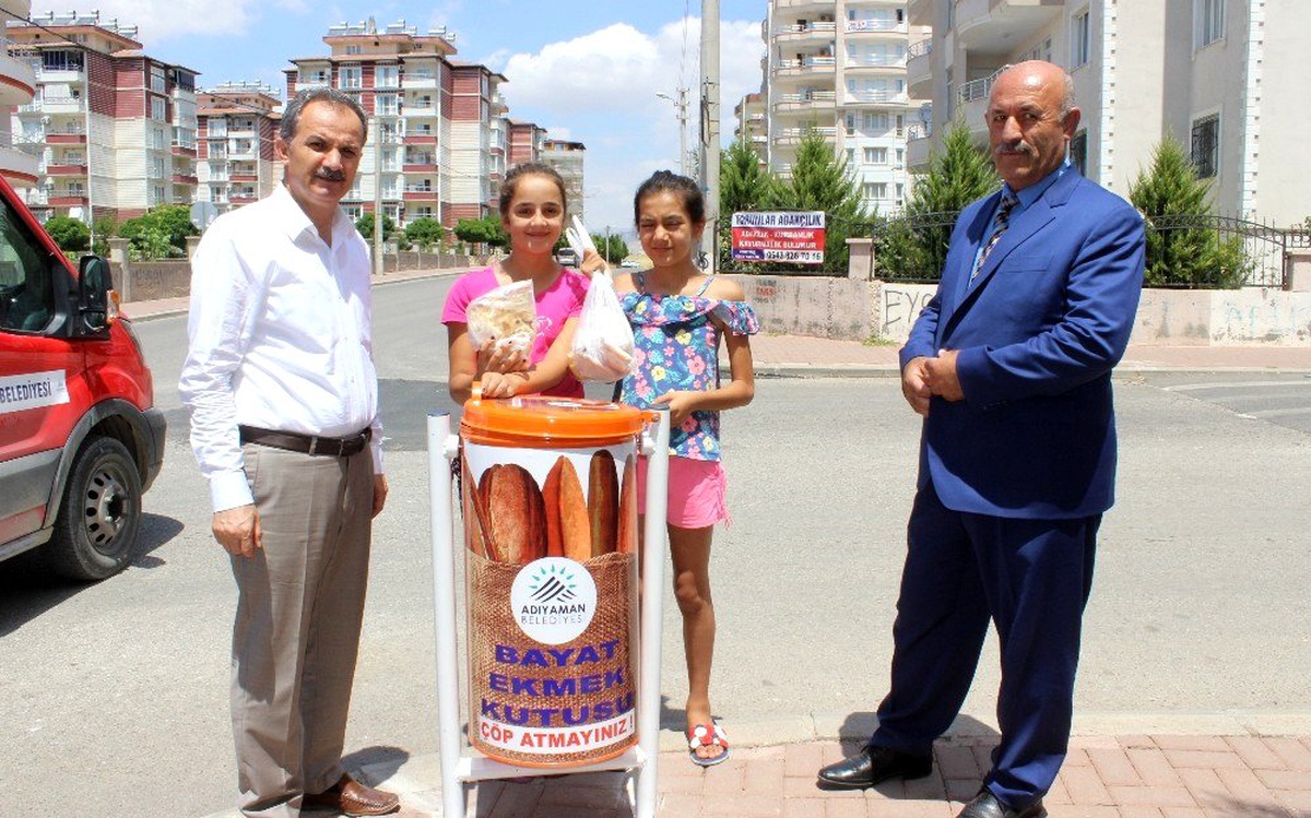 Bayat ekmekler doğada hayvanlara yem olacak