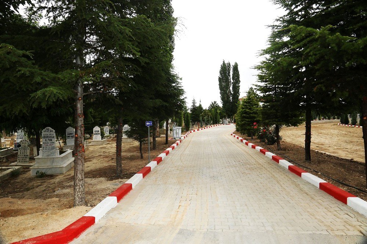 Belediyeden mezarlık bakım ve onarım çalışması