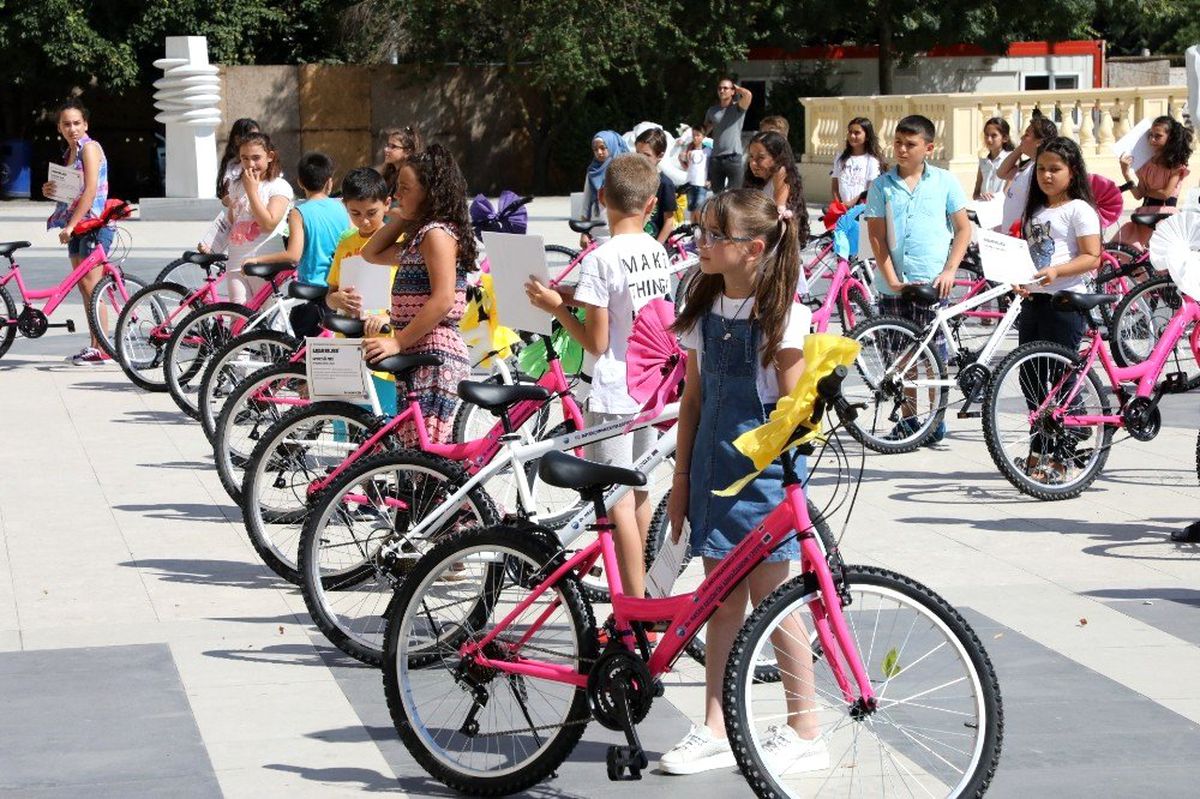 Büyükçekmece\'de başarılı öğrencilere 143 adet bisiklet dağıtıldı