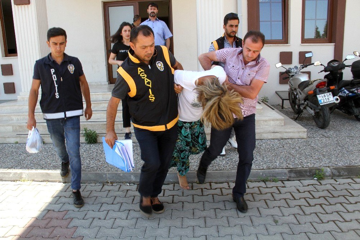 Cezaevinden firar edip sahte kimlikle hırsızlık yaparken yakalandılar