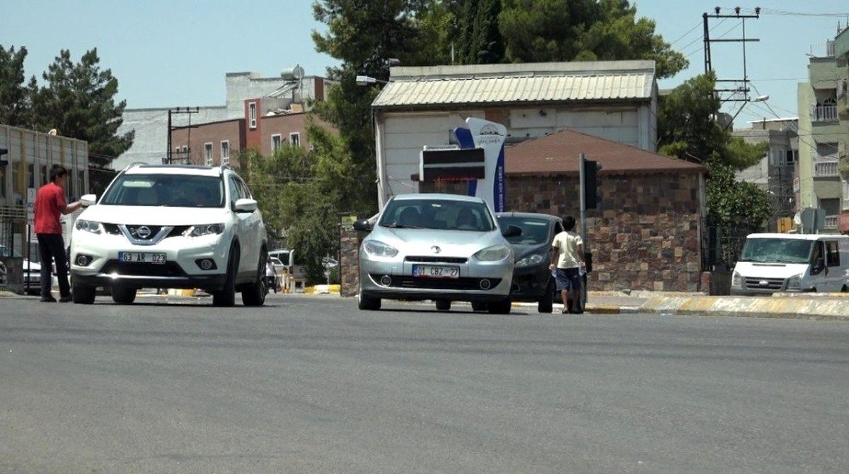 Çocuklar araçların arasına dalıp su satmaya çalışıyor
