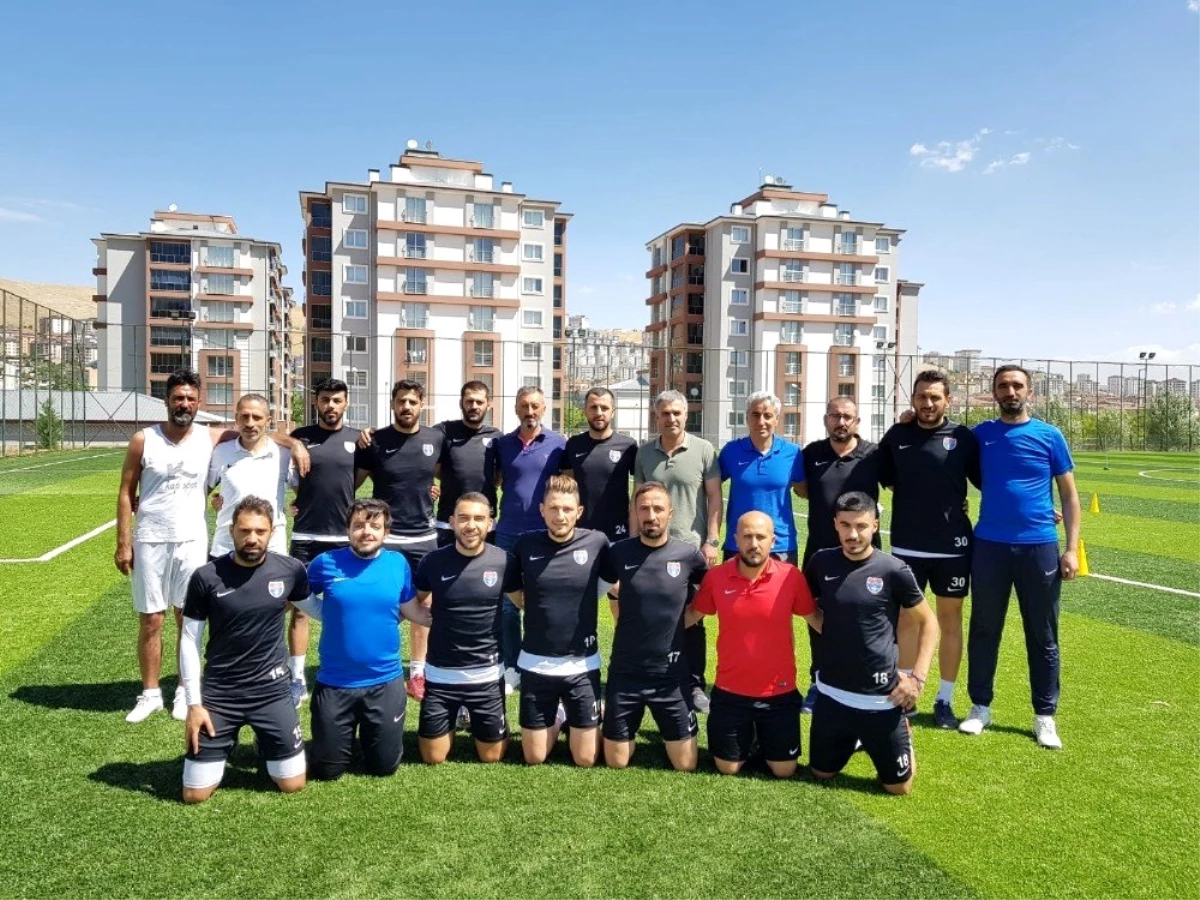 Elazığ Belediyespor, iç transferde 11 futbolcu ile sözleşme imzaladı