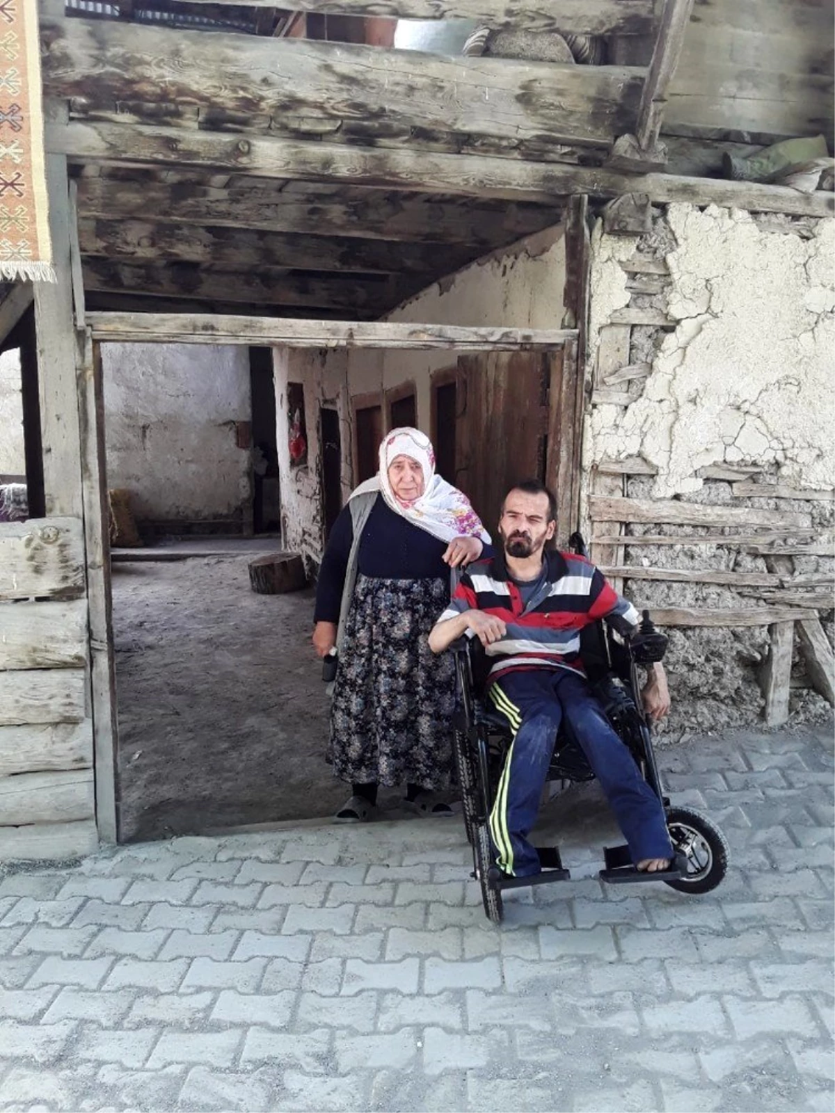 Engelli Tuncay\'ın akülü arabası bozulunca köy muhtarı sosyal medya hesabından yardım istedi