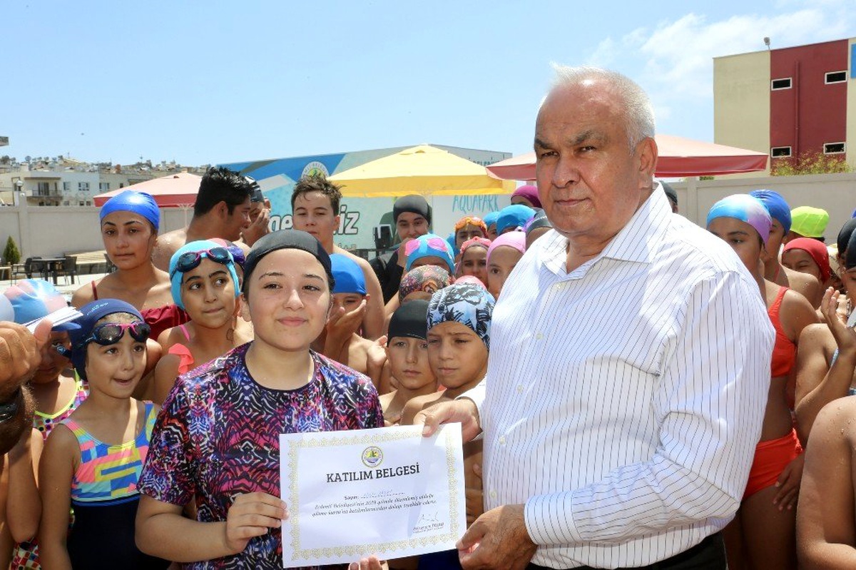 Erdemli\'de yüzme kursuna katılan kursiyerler katılım belgelerini aldı