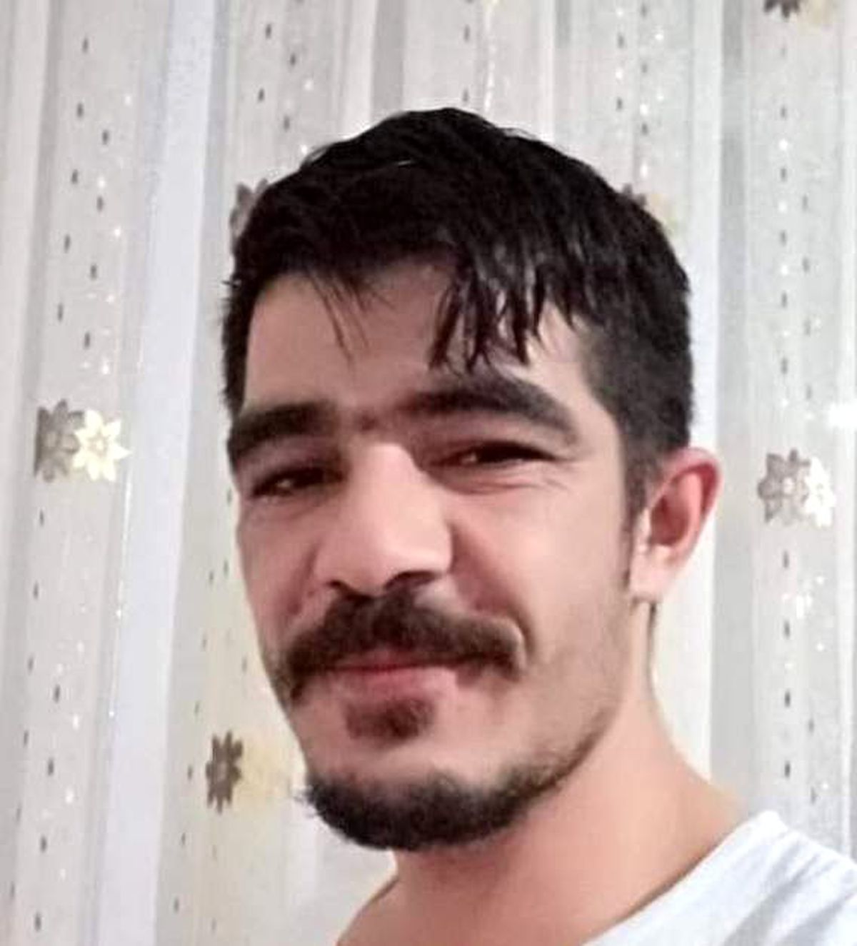 Eşinden ayrılan mobilyacı gece gitar çalıp kendini astı