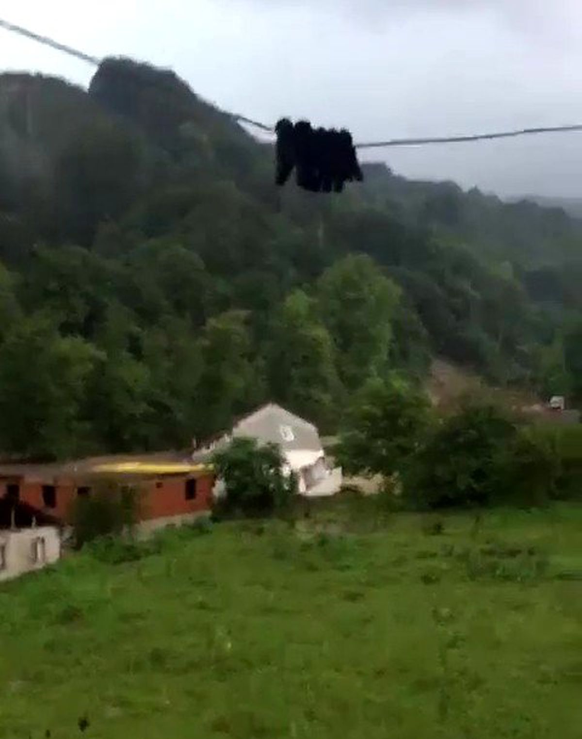 Evin sulara gömülme anı görüntülendi