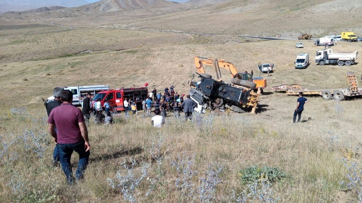 Greyder yüklü tır şarampole yuvarlandı: 4 yaralı
