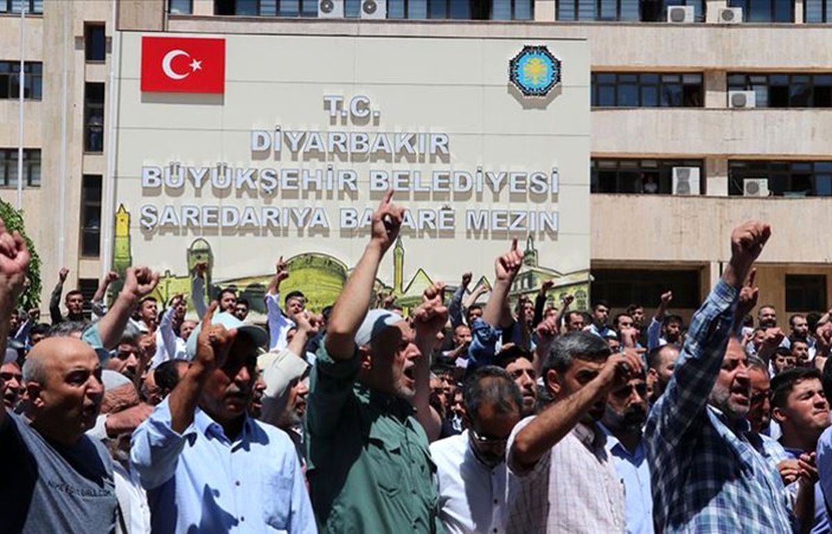 HDP\'li Diyarbakır Büyükşehir Belediyesi\'nin kararları protesto edildi