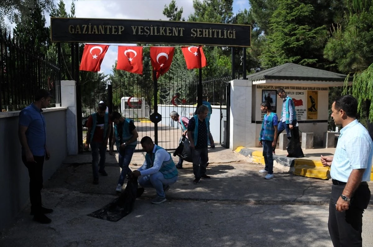 Hükümlüler şehitlikte tadilat çalışması yaptı