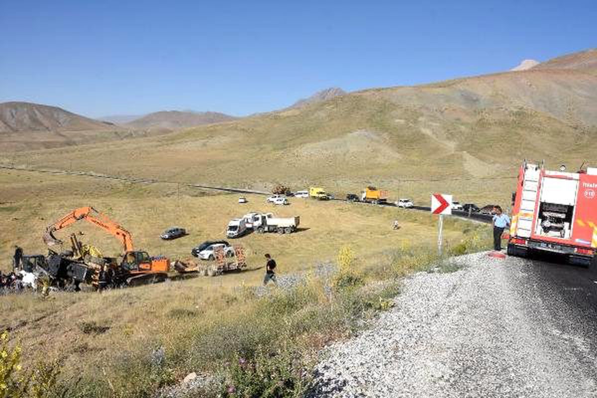 İş makinesinin taşındığı TIR devrildi: 4 yaralı (2)