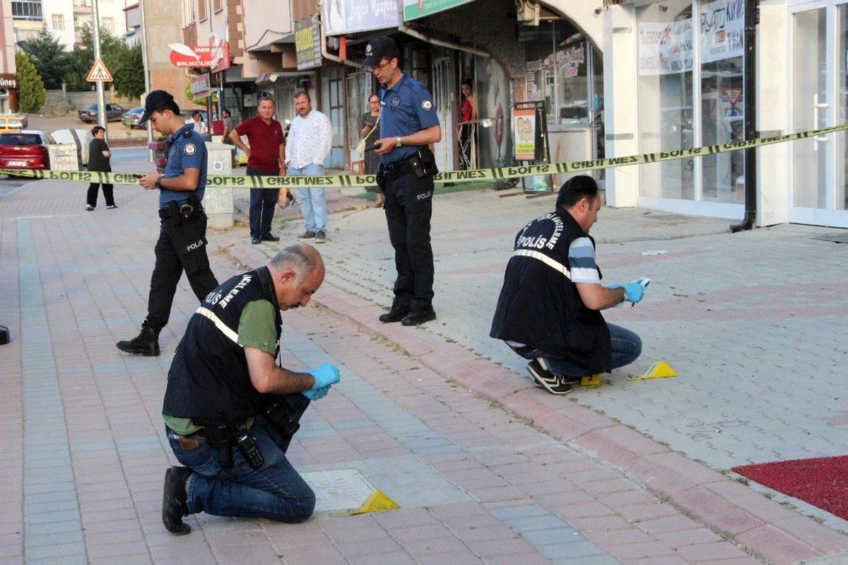 İş yerinin önünde silahlı saldırıya uğradı