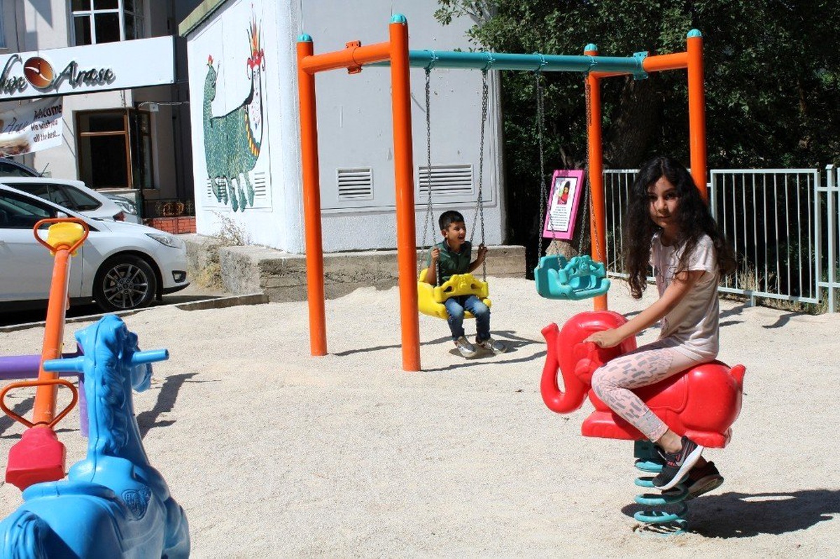Kazada hayatını kaybeden 3 yaşındaki kızının adına park yaptırdı