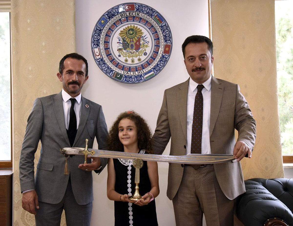 Kendi emeğiyle yaptığı \'Fetih\' kılıcını Vali Şentürk\'e takdim etti