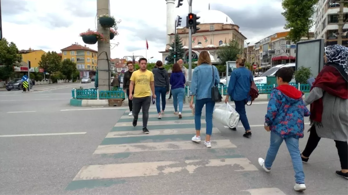 Kırmızı ışıkta geçen yayalara ceza